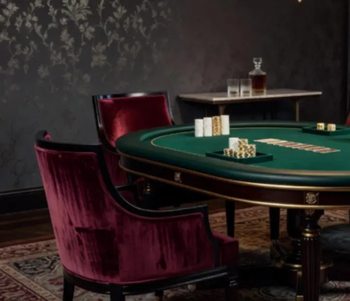 Luksusowy stół pokerowy z elegancką aranżacją świetlną podczas eventu Novakravelis.